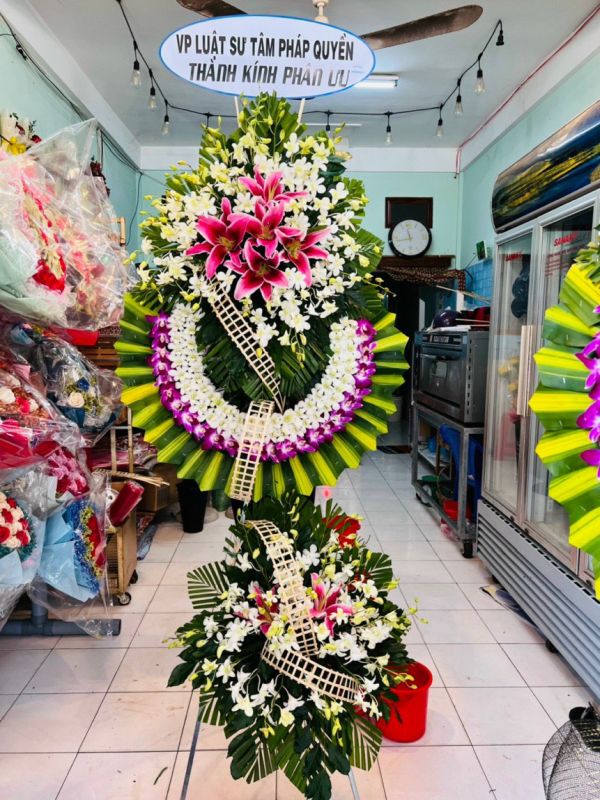 hoa chia buồn dĩ an