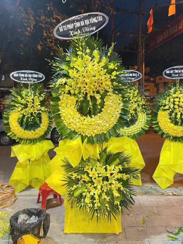 vòng hoa chia buồn