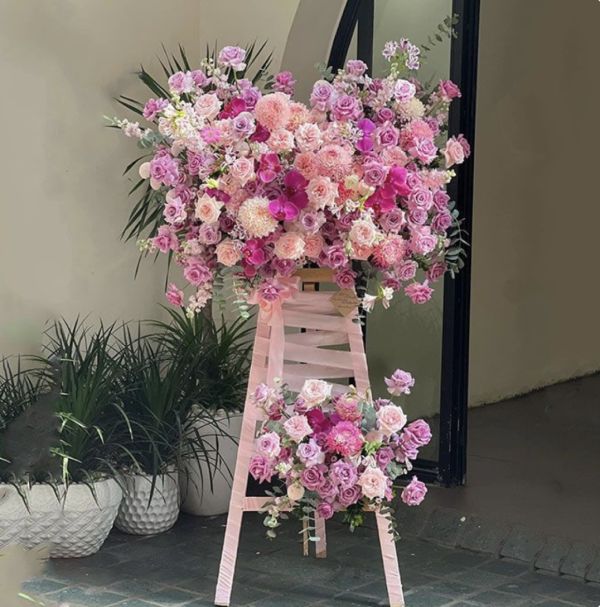 kệ hoa chúc mừng