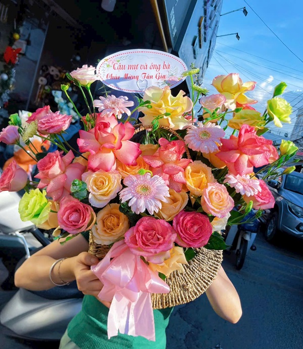 giỏ hoa chúc mừng