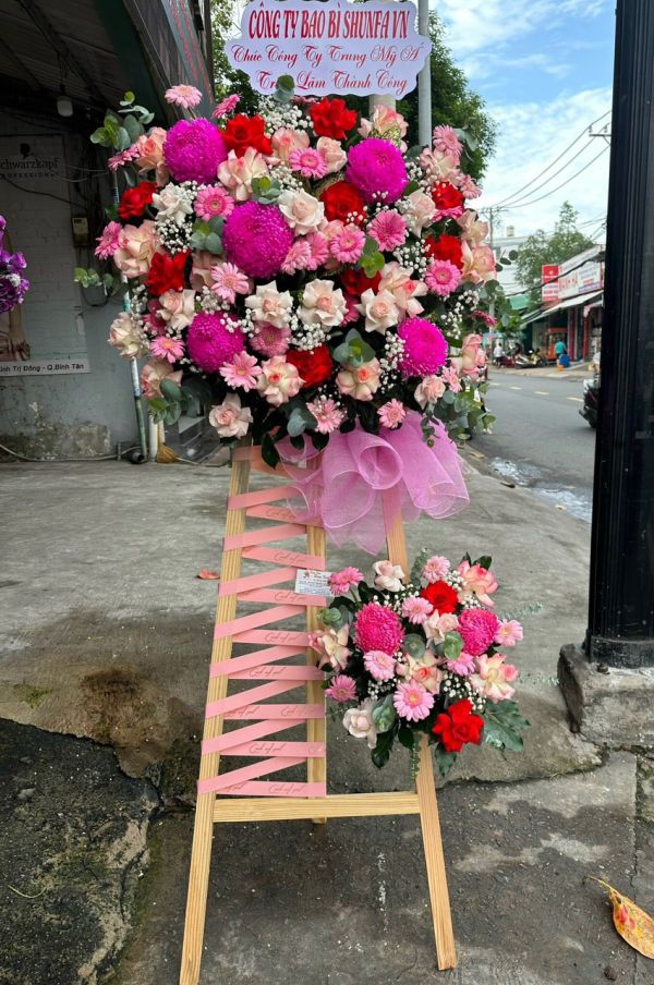 kệ hoa khai trương